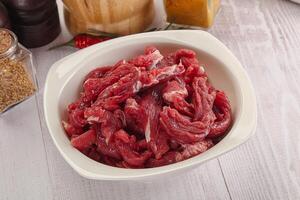 rå nötkött kött - skivad remsor foto