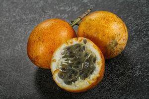 gul tropisk passionen frukt - granadilla foto