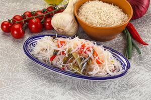 asiatisk glas ris nudel med grönsaker foto