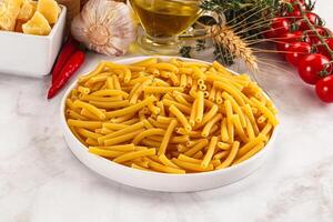 italiensk pasta makcheroni för matlagning foto