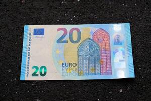 pengar 20 euro lögn på en mörk bakgrund, sedlar foto