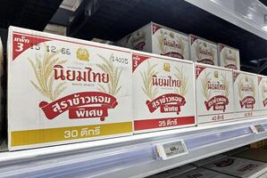 Bangkok, thailand Maj 18, 2024 niyomthai vit sprit på de hylla i mataffär. den är en känd premie anda av thailand. foto