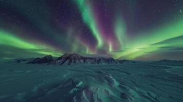 aurora dans i de himmel ovan en snötäckt berg räckvidd foto
