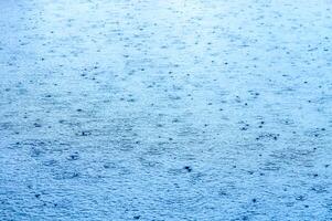 klar vatten i simning slå samman med krusning i rena aqua flytande. sommar tapet blå bakgrund och reflexion av solljus på vatten yta.6 foto