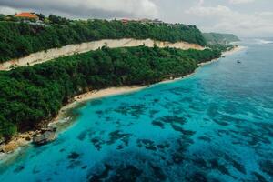 panorama av kustlinje med turkos tropisk hav och stränder i bali. antenn se foto