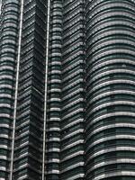 Maj 25, 2024. kuala lumpur, malaysia. petronas skyskrapor. modern konstruktion av tvilling torn i Centrum. foto