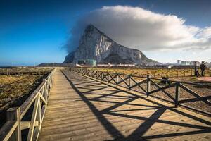 de sten av gibraltar från de strand av la linea, Spanien foto