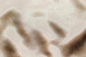 gyllene skinande textur av silke satin satin med veck. foto