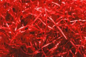 dekorativ röd konfetti av röd Färg skära in i en remsa, eco för gåva omslag foto