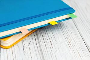 anteckningsbok dagbok för planera i blå och gul. foto