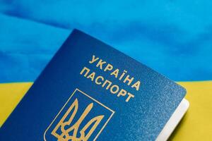 ukrainska pass med de flagga av ukraina på en trä- tabell. foto