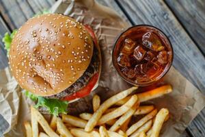 snabb mat burger med franska frites på en tabell foto