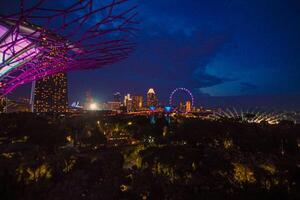 lampor i trädgårdar förbi de bukt i Singapore. foto