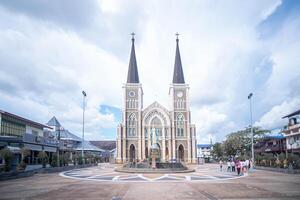 fantastisk se av gammal kyrka, de baptist torn över de stad horisont, visa upp magnifik europeisk religiös arkitektur. foto