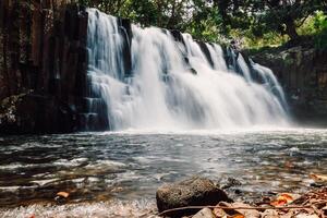 rochester falls och svart rocks. vattenfall i mauritius ö foto