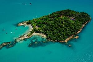 ö ilha do Frankrike med båtar och blå transparent hav i Florianopolis, Brasilien. antenn se foto