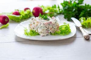 vegetabiliska sallad med kokt grönsaker och klädd med majonnäs foto