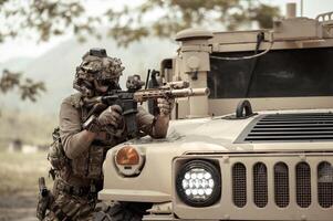 förenad stater armén i kamouflage uniformer drift i de skog med armerad fordon, soldater Träning i en militär drift foto