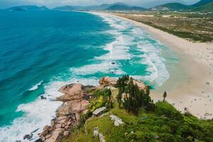 joaquina strand och blå hav med vågor i Brasilien. antenn se foto