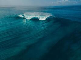 perfekt tunna Vinka i hav. antenn se av surfing svälla foto