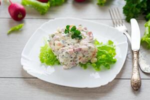 vegetabiliska sallad med kokt grönsaker och klädd med majonnäs foto