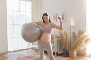 friska gravid kvinna utövar och håller på med prenatal yoga, meditation, arbetssätt ut, yoga, graviditet begrepp. foto