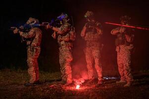 soldater redo till brand under militär drift på natt foto