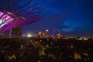 lampor i trädgårdar förbi de bukt i Singapore. foto