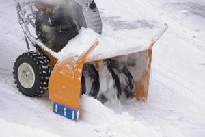 närbild av en snö blåsare maskin avlägsnande snö från en parkering massa förbi kasta den av de väg efter en snöig vinter- häftig snöstorm foto