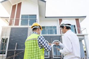 inspektör ingenjör och ägare projekt är inspekterande konstruktion och kvalitet försäkran ny hus. ingenjörer eller arkitekter eller kontaktor arbete till bygga de hus innan lämnandet den över till de husägare foto