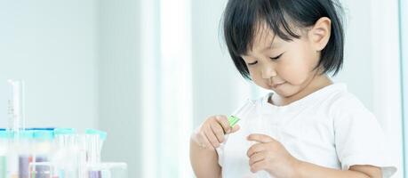 barn forskare utbildning vetenskaplig i laboratorium. medicinsk barn inlärning, bioteknik, Upptäck, tänka, verkställande fungera, unge, utbildning, intelligens kvot, emotionell kvot foto