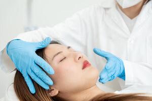plast kirurgi, skönhet, kirurg eller kosmetolog rörande kvinna ansikte, kirurgisk procedur den där engagera förändras form av näsa, läkare injektion till förbereda för näsplastik, medicinsk bistånd, hälsa foto