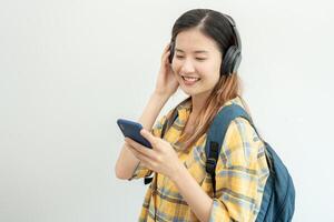 porträtt skön asiatisk kvinna studerande. leende flicka Lycklig studie. använda sig av telefon läsa ebook i högskola campus. ung kvinna på internationell Asien universitet. utbildning, studie, skola, inlärning, examen foto