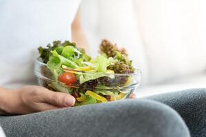 diet och bantning, njut av äta. friska kvinna håll sallad mat och känsla Lycklig. skönhet smal kvinna kropp uppnår vikt förlust mål för friska liv, galen handla om tunnhet, tunn midja, nutritionist. foto