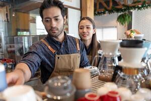 Asien par ägare Lycklig och leende motta beställa från kund. garantier säkerhet, renlighet, öppen de kaffe affär. öppen för ny vanligt. små företag, Välkommen, restaurang, Hem gjord, Kafé foto