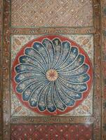 en stor blå och röd blommig matta med en spiral design på de botten. foto