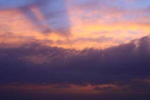 en solnedgång himmel med moln och en lila himmel med en få moln. foto