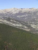 vinter- i de berg, skön berg landskap. se av berg bergsrygg och grön träd. budva, montenegro. Europa. vertikal foto