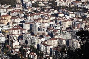 de turist stad av budva i monte från ett antenn se. se på de tak av hus. horisontell. foto