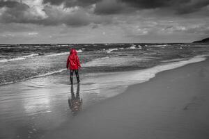 kvinnor gående längs de strand. foto