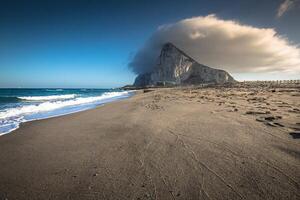 de sten av gibraltar från de strand av la linea, Spanien foto