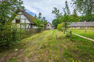 traditionell halmtak hus kluki polen foto