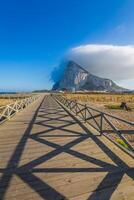 de sten av gibraltar från de strand av la linea, Spanien foto