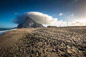 de sten av gibraltar från de strand av la linea, Spanien foto