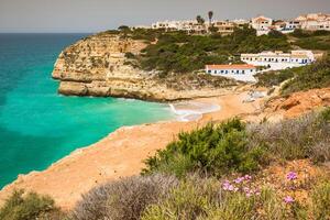 en se av strand i benagil fiske by på kust av portugal foto