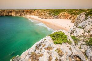 skön bukt och sandig strand av praia do beliche nära cabo sao vicente, algarve område, portugal foto