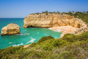 en se av strand i benagil fiske by på kust av portugal foto