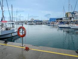 limassol, cypern - april 15 2024 gammal hamn av limassol med skön fiske båtar på solnedgång foto