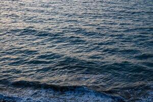små vågor på de medelhavs hav under solnedgång 1 foto