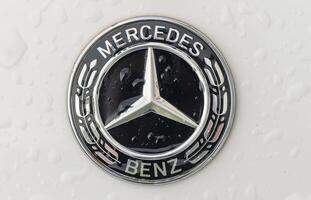 gasiveren cypern 2024-03-23 - mercedes logotyp på de huva med regndroppar foto